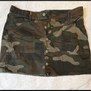 American Eagle Camo skirt